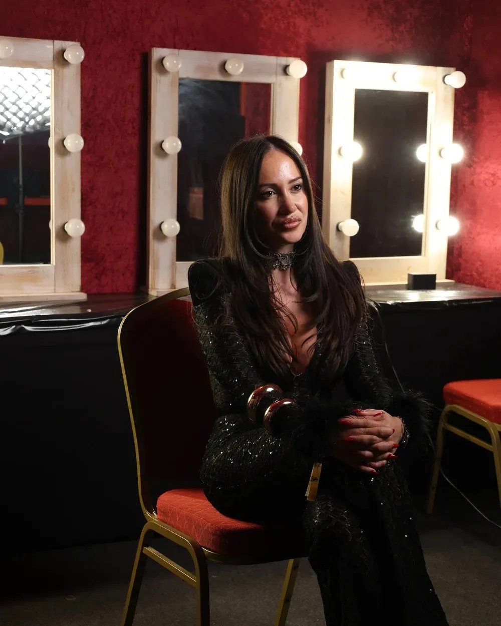 Melis Dag backstage vor einem Spiegel